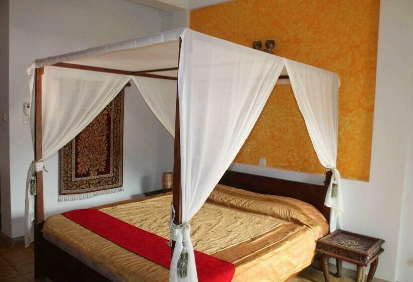 Номер Стандарт Вид на Бассейн, Solomon Beach