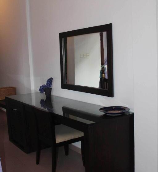 Номер Стандарт Вид на Бассейн, Solomon Beach