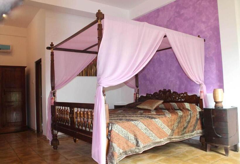 Номер Стандарт Вид на Бассейн, Solomon Beach