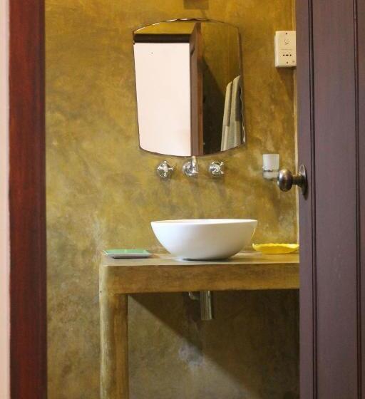 Номер Стандарт Вид на Бассейн, Solomon Beach