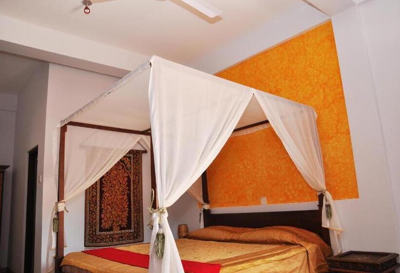 Номер Стандарт Вид на Бассейн, Solomon Beach