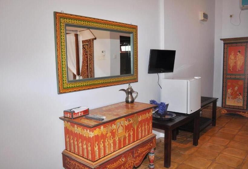 Номер Стандарт Вид на Бассейн, Solomon Beach