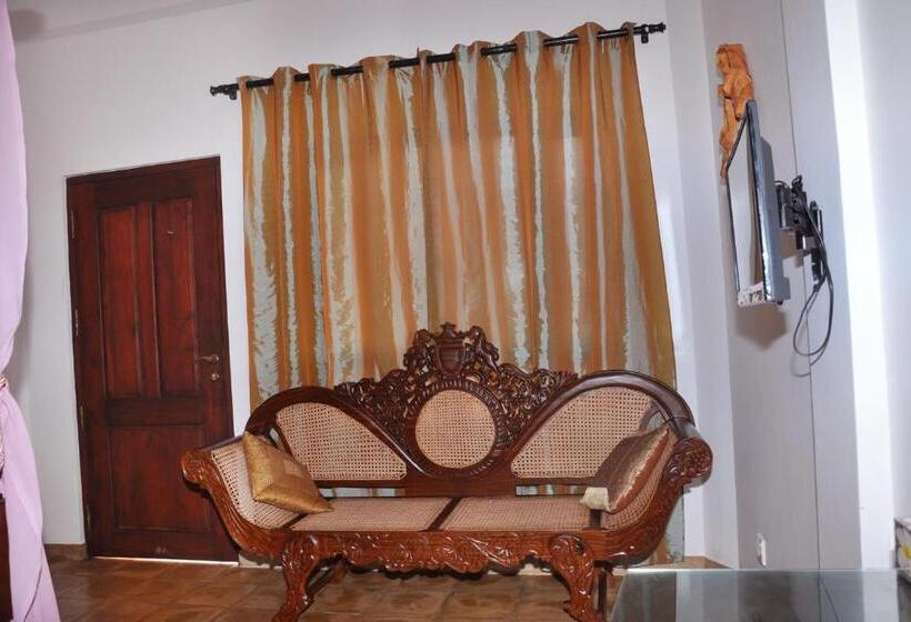 Номер Стандарт Вид на Бассейн, Solomon Beach