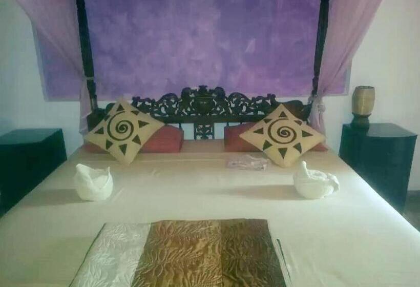 Номер Стандарт Вид на Бассейн, Solomon Beach