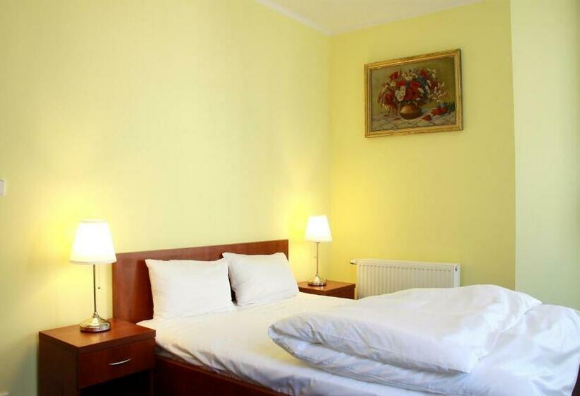 غرفة قياسية مزوَّدة بشُرفة, Vera