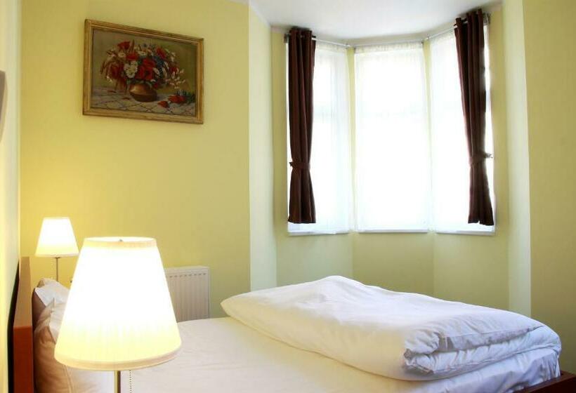 غرفة قياسية مزوَّدة بشُرفة, Vera