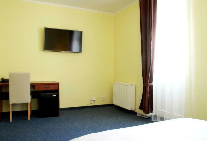 غرفة قياسية مزوَّدة بشُرفة, Vera