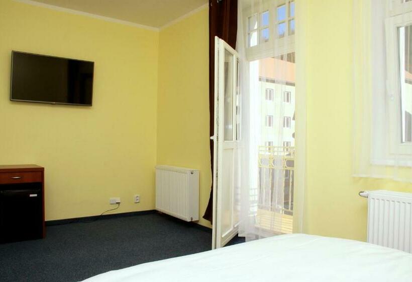 غرفة قياسية مزوَّدة بشُرفة, Vera