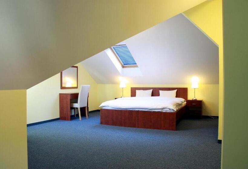 جناح جونيور دوبلكس, Vera