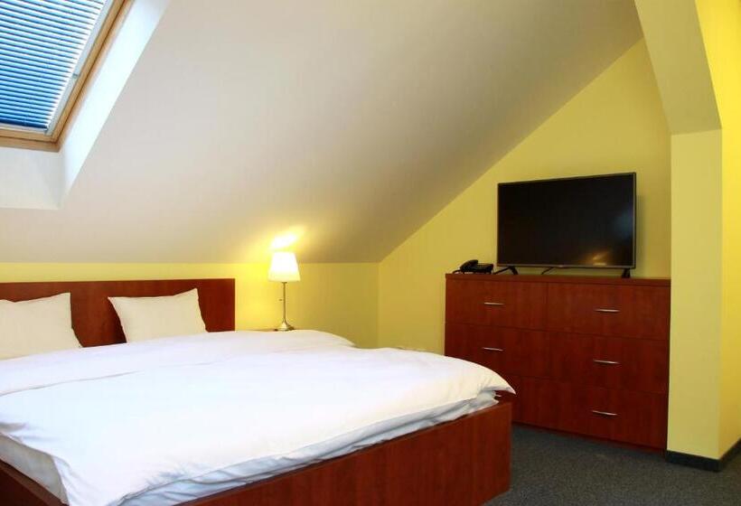 جناح جونيور دوبلكس, Vera