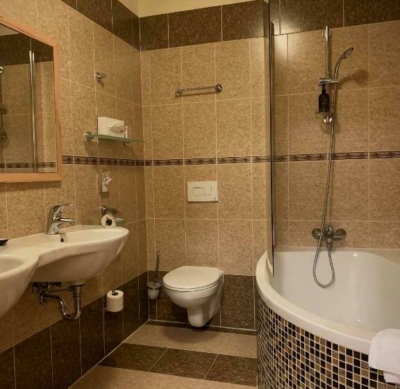 חדר משפחתי, Zlatá Včela