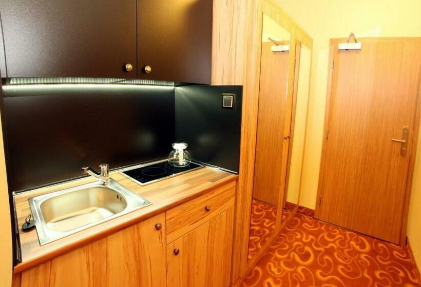 חדר משפחתי, Zlatá Včela