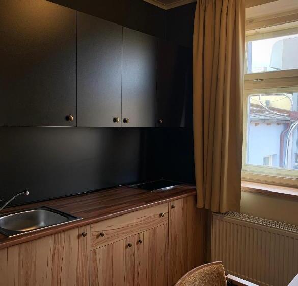 חדר משפחתי, Zlatá Včela