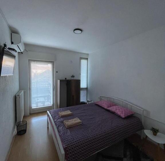 اتاق استاندارد با بالکن, Sky Hostel