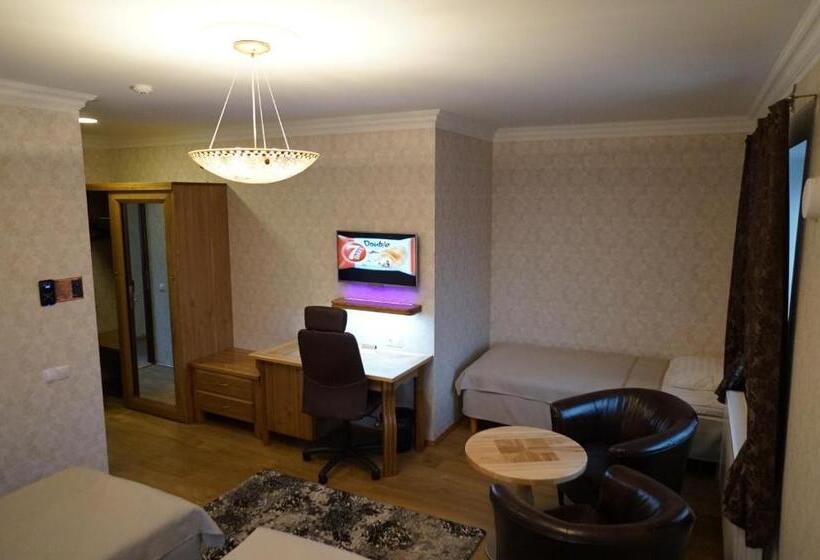 اتاق استاندارد سه نفره, Georgi Hotell