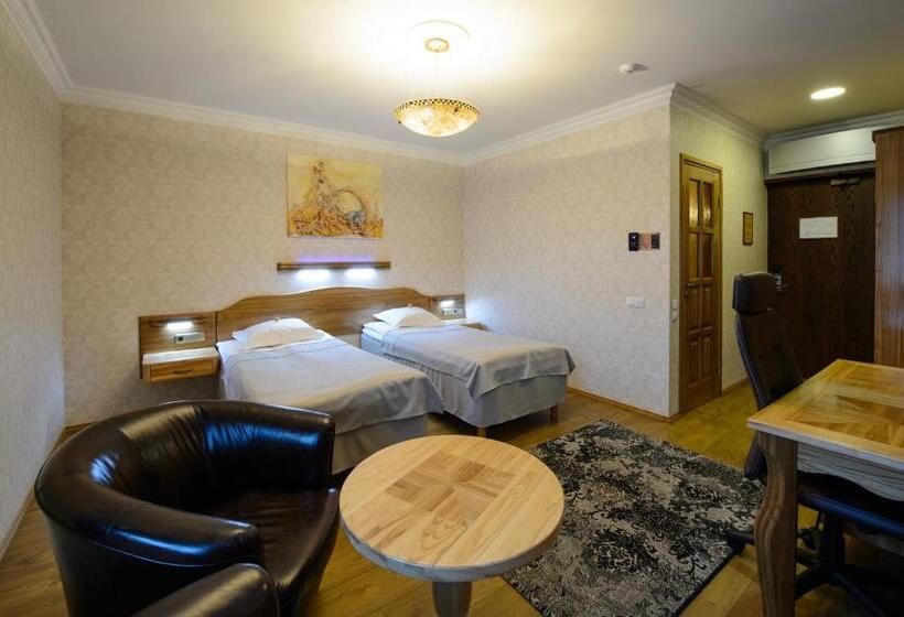 اتاق استاندارد سه نفره, Georgi Hotell