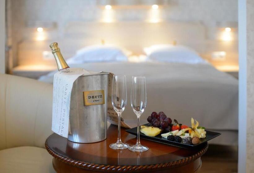 سوییت جونیور, Georgi Hotell