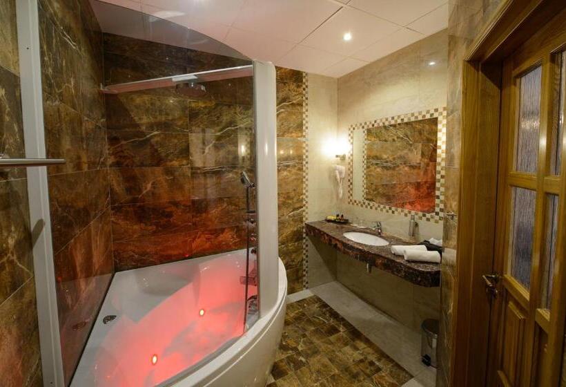 سوییت جونیور, Georgi Hotell