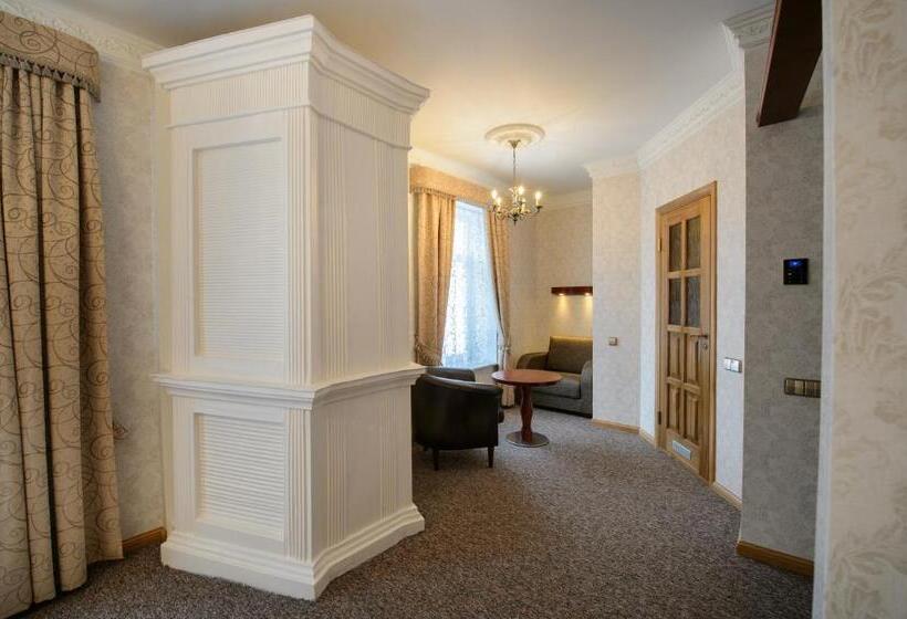 سوییت جونیور, Georgi Hotell