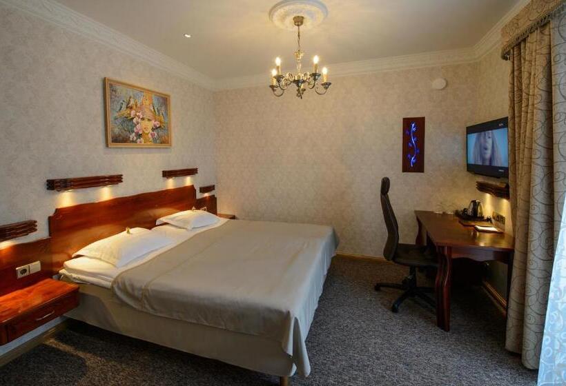 سوییت جونیور, Georgi Hotell