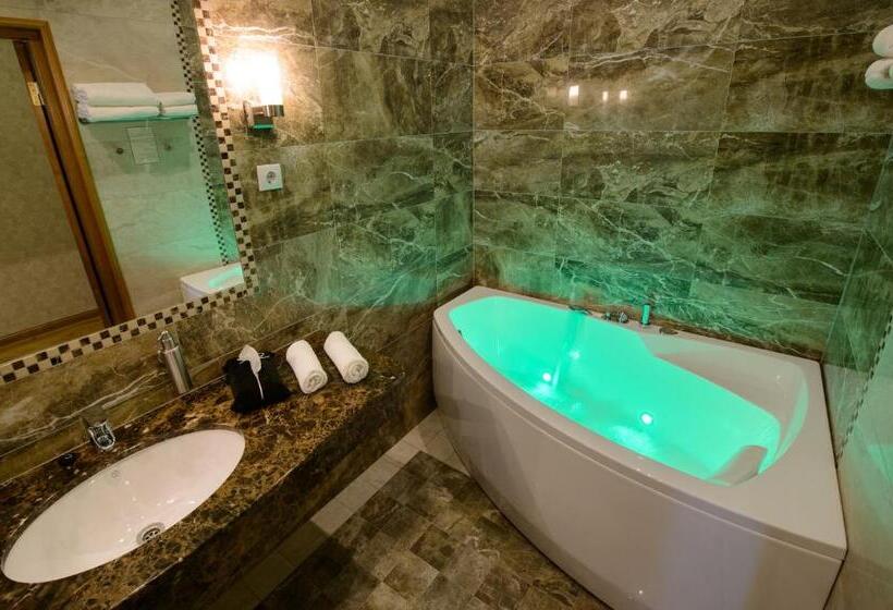 سوییت جونیور, Georgi Hotell