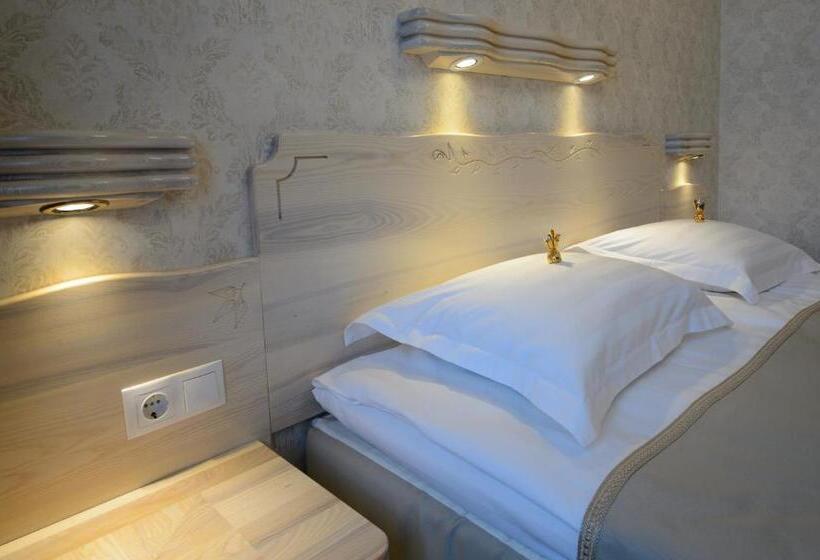 سوییت جونیور, Georgi Hotell