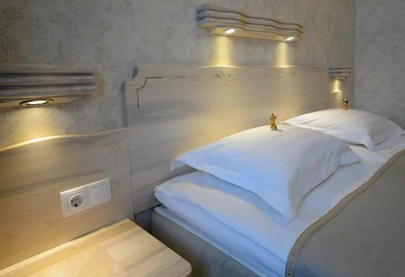سوییت جونیور, Georgi Hotell
