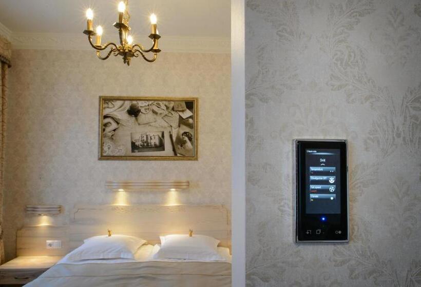 سوییت جونیور, Georgi Hotell