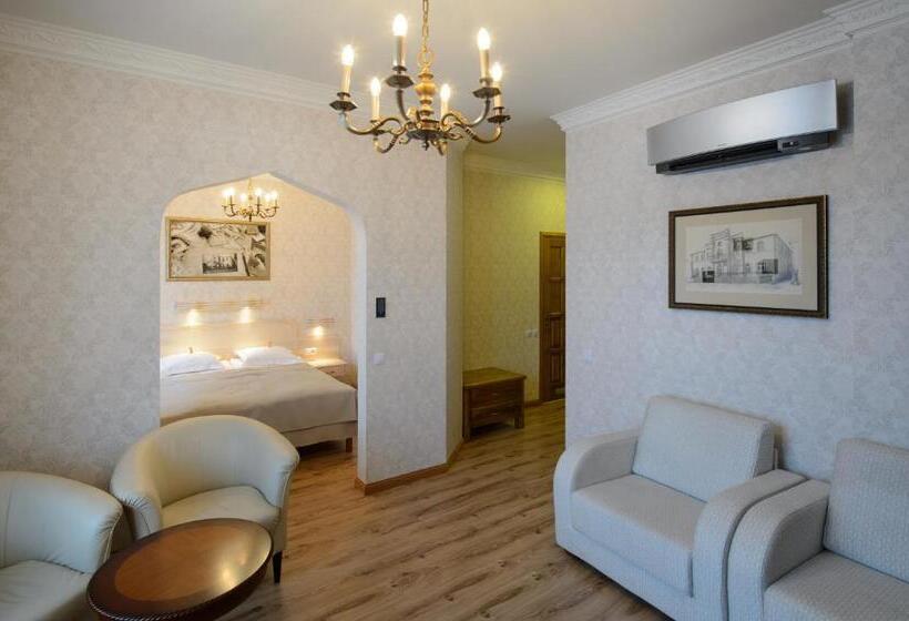 سوییت جونیور, Georgi Hotell