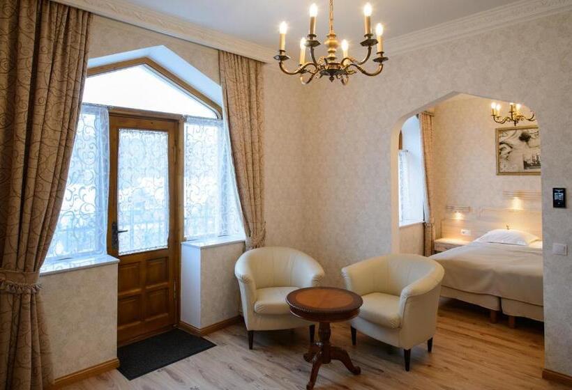 سوییت جونیور, Georgi Hotell