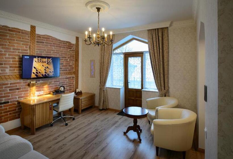 سوییت جونیور, Georgi Hotell