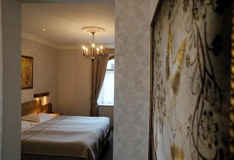 اتاق خانوادگی, Georgi Hotell