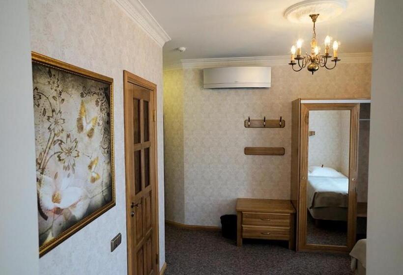 اتاق خانوادگی, Georgi Hotell