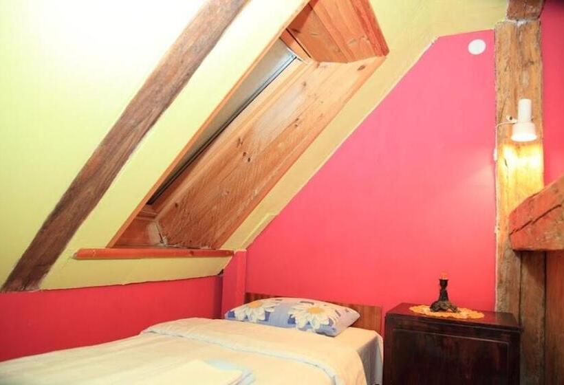 اتاق استاندارد, Baltā Māja