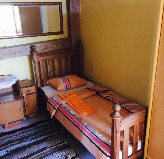 اتاق استاندارد سه نفره, Baltā Māja