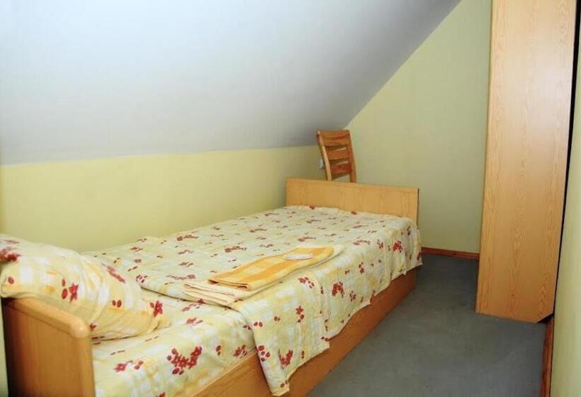 اتاق استاندارد سه نفره, Baltā Māja