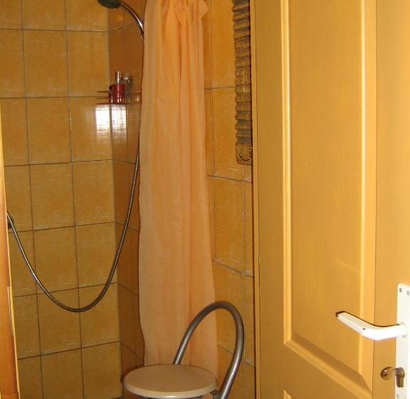 اتاق استاندارد چهار تخته, Baltā Māja