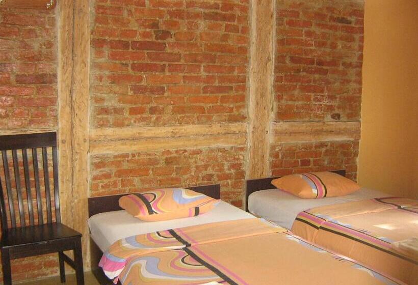 اتاق استاندارد چهار تخته, Baltā Māja