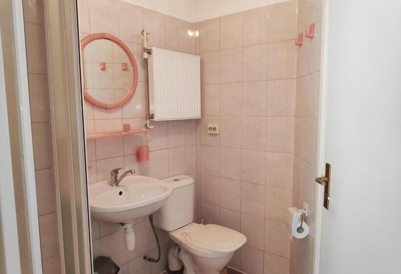 Dört Kişilik Standart Oda, Elīna