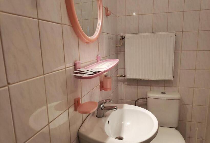 Dört Kişilik Standart Oda, Elīna