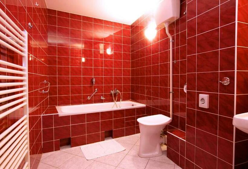 חדר בסיסי לשלושה, Floret