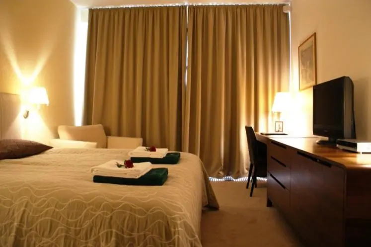 اتاق لوکس, Guest House Aštuoni
