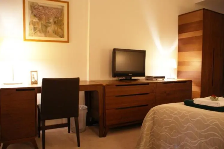اتاق لوکس, Guest House Aštuoni