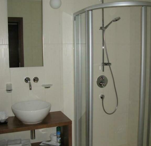 اتاق لوکس, Guest House Aštuoni