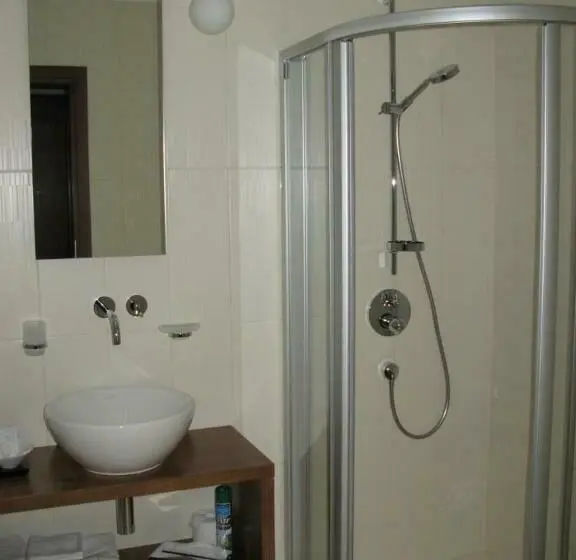 اتاق لوکس, Guest House Aštuoni