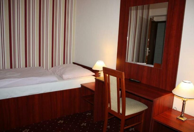 스탠다드 룸, Hynek