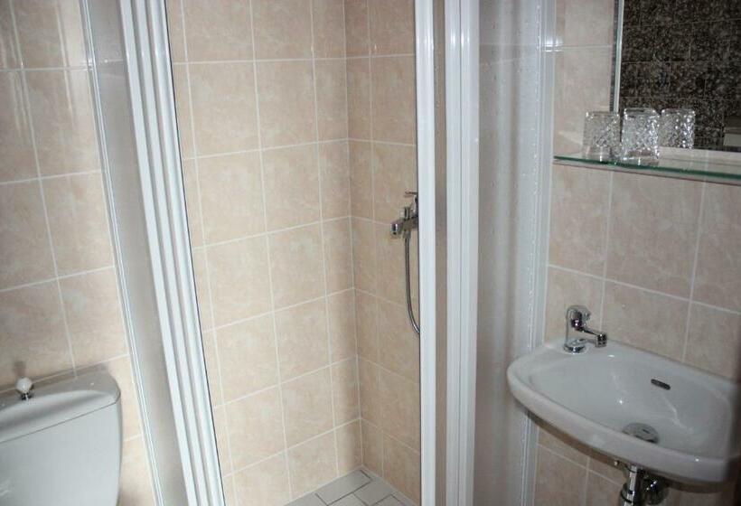 스탠다드 트리플 룸, Hynek