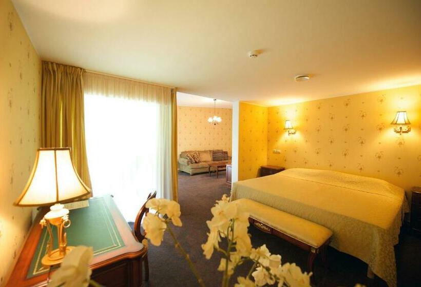 سوییت جونیور, Villa Hotel Theresa