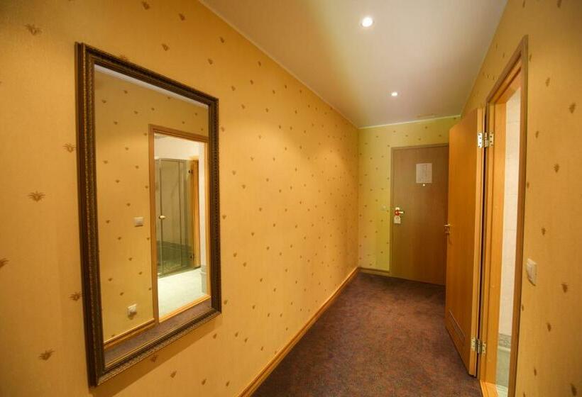 سوییت جونیور, Villa Hotel Theresa