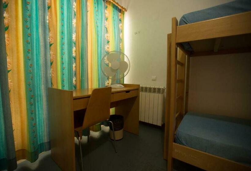 스탠다드 4인용 룸 공용 욕실, Hi Abrantes – Pousada De Juventude